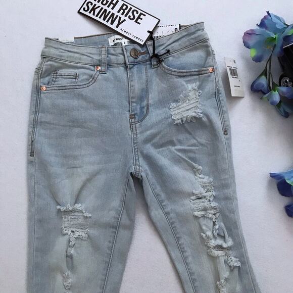 Almost Famous NWT High Rise Skinny Jeans Juniors 0 - Picture 3 of 11